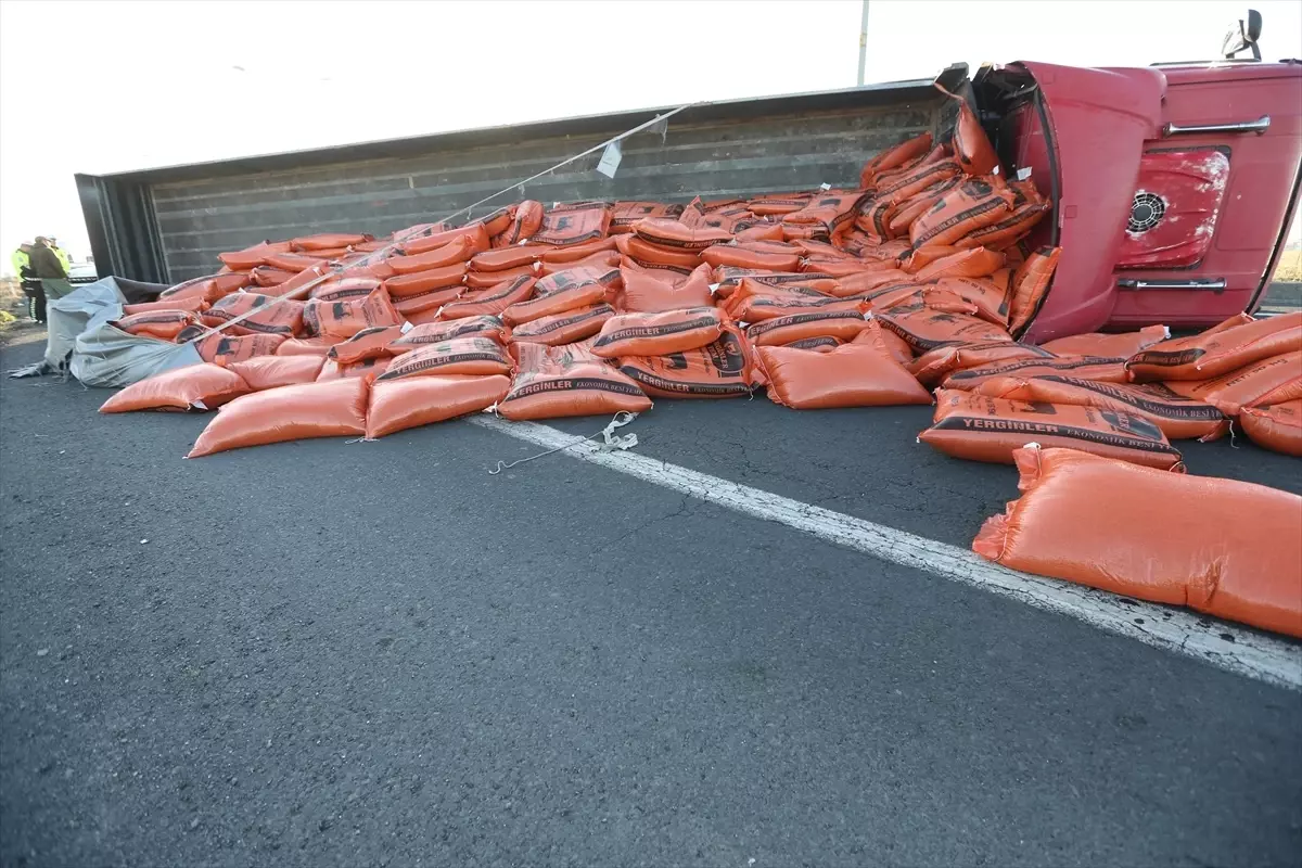 Kars-Ardahan Yolunda Tır Devrildi