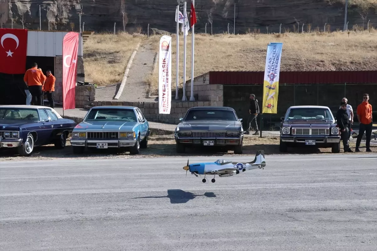 Kayseri\'de Klasik Araç ve Model Uçak Gösterisi