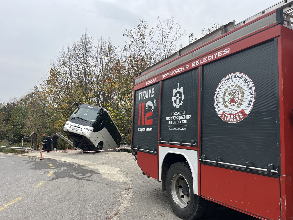 Kartepe\'de Park Halindeki Otobüs Şarampole Düştü