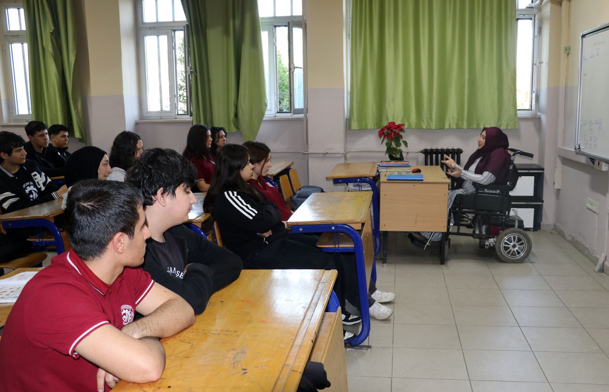 Yürüme engelli Zeynep öğretmen, asansörü 2 aydır arızalı okulda azmiyle ders veriyor