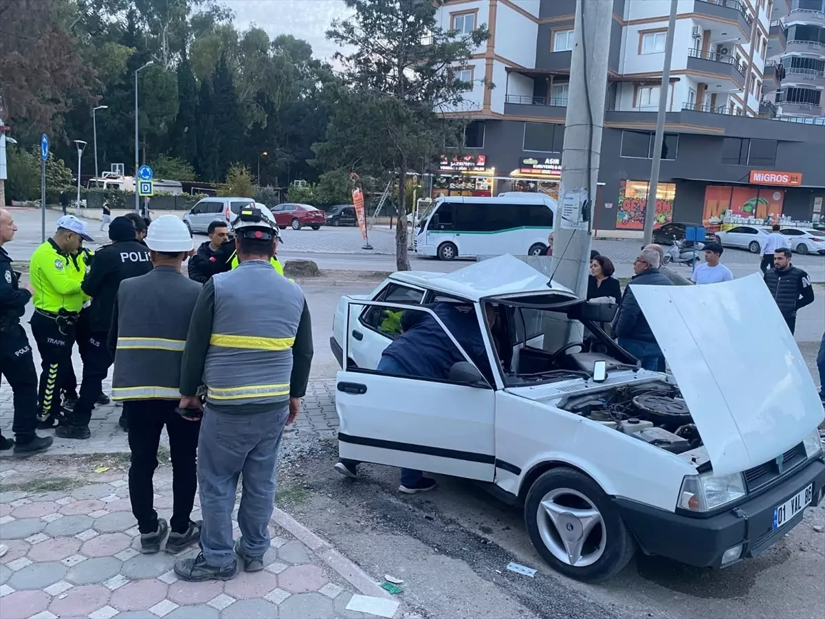 Ceyhan\'da Elektrik Direğine Çarpan Araçta 3 Yaralı