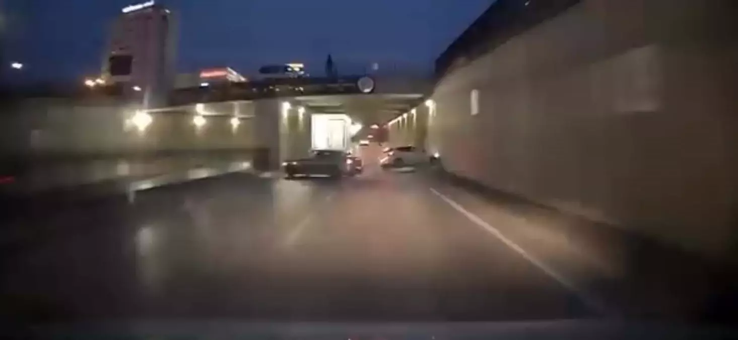 Makas atan sürücü başka araca çarptı