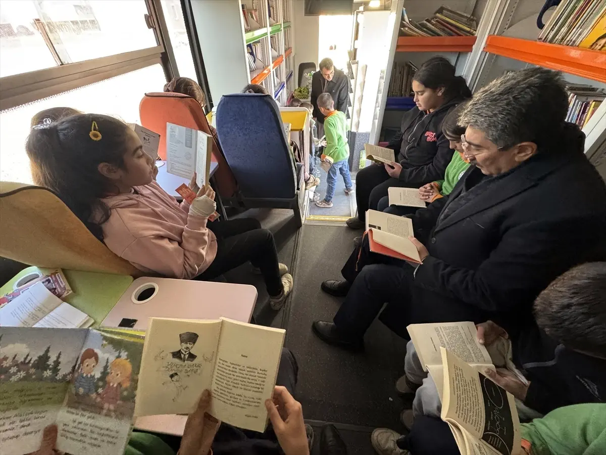 Ardahan\'da gezici kütüphane otobüsü 7 yıldır her kesimi kitapla buluşturuyor