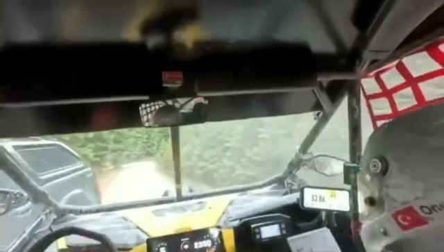 Baja yarışında sivil araç tehlike saçtı: Tecrübeli pilotlar faciayı önledi