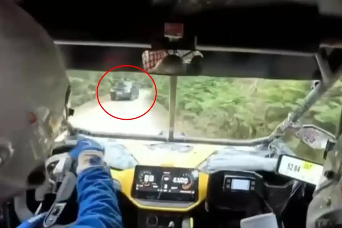 Baja yarışında sivil araç tehlike saçtı: Tecrübeli pilotlar faciayı önledi