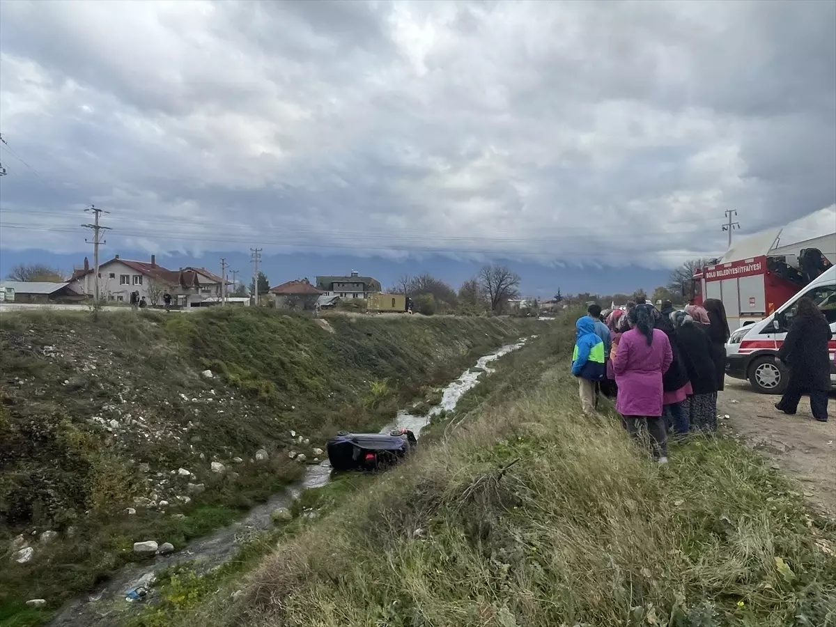 Bolu\'da otomobil dereye devrildi: 2 yaralı