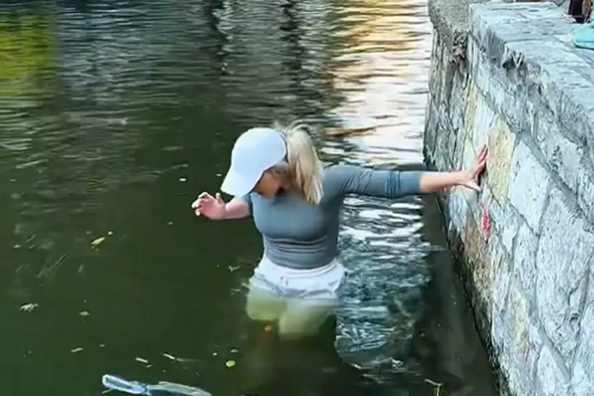 E-coli uyarılarını umursamayan kadın telefonu için nehre girdi