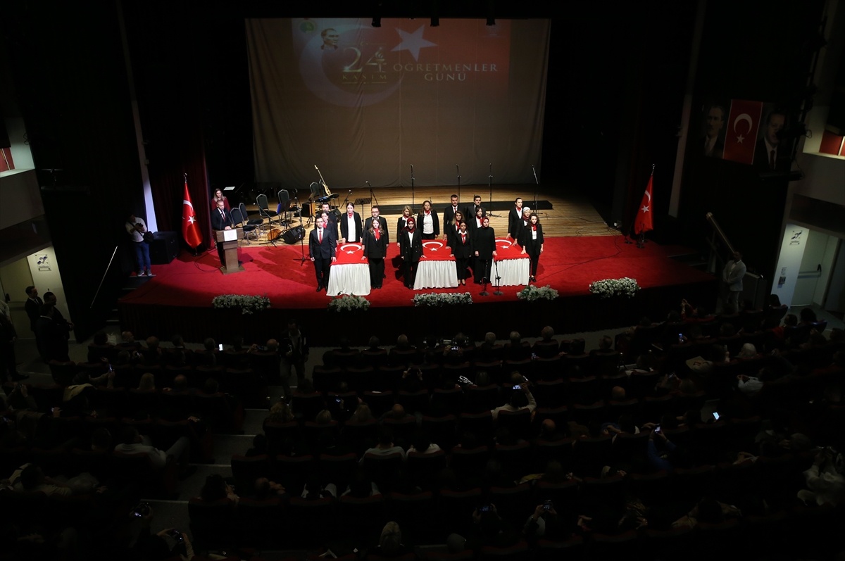 24 Kasım Öğretmenler Günü Töreni İzmir\'de Yapıldı