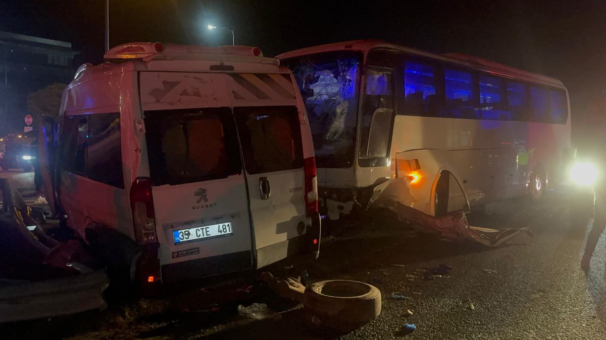 İzmir\'de Servis Kazası: 13 Yaralı