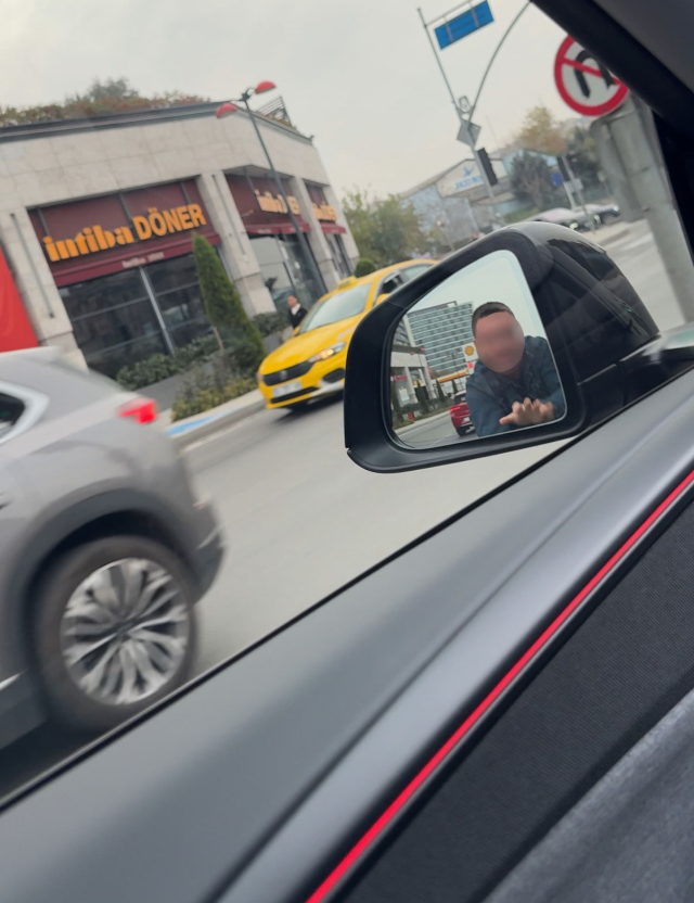 Kırmızı ışıkta tartıştığı sürücüye saldırmak isterken canından oluyordu