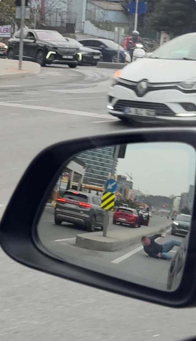 Kırmızı ışıkta tartıştığı sürücüye saldırmak isterken canından oluyordu