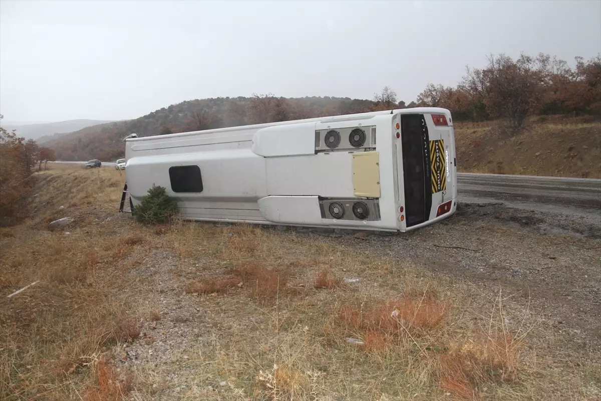 Beyşehir\'de Öğrenci Servisi Devrildi: 29 Yaralı