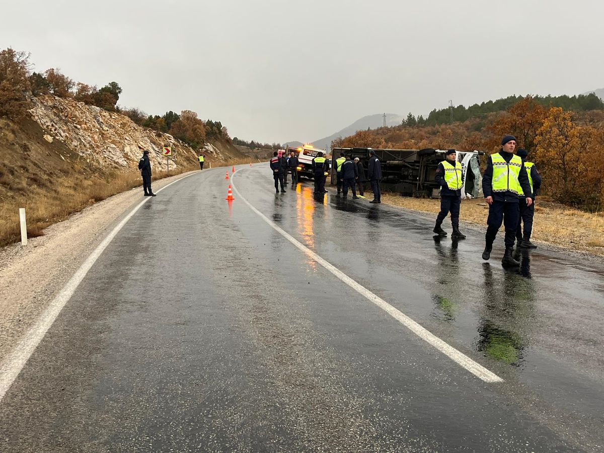 Beyşehir\'de Okul Servisi Devrildi: 29 Yaralı