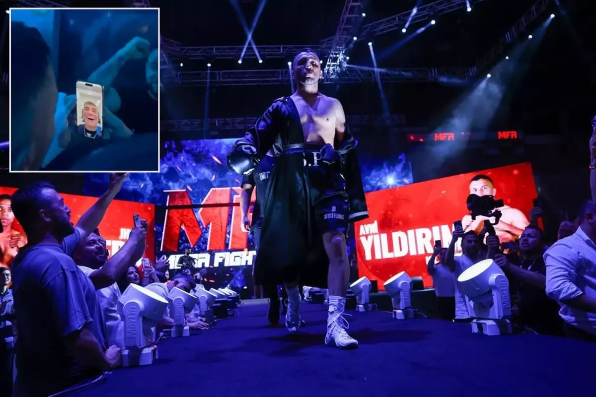 Milli boksör zafer kemerini Sedat Peker\'e hediye etti