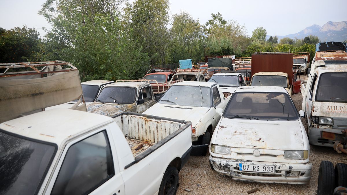 Antalya\'da Araç Mezarlığı: 20 Yıldır Bekleyen 2500 Araç