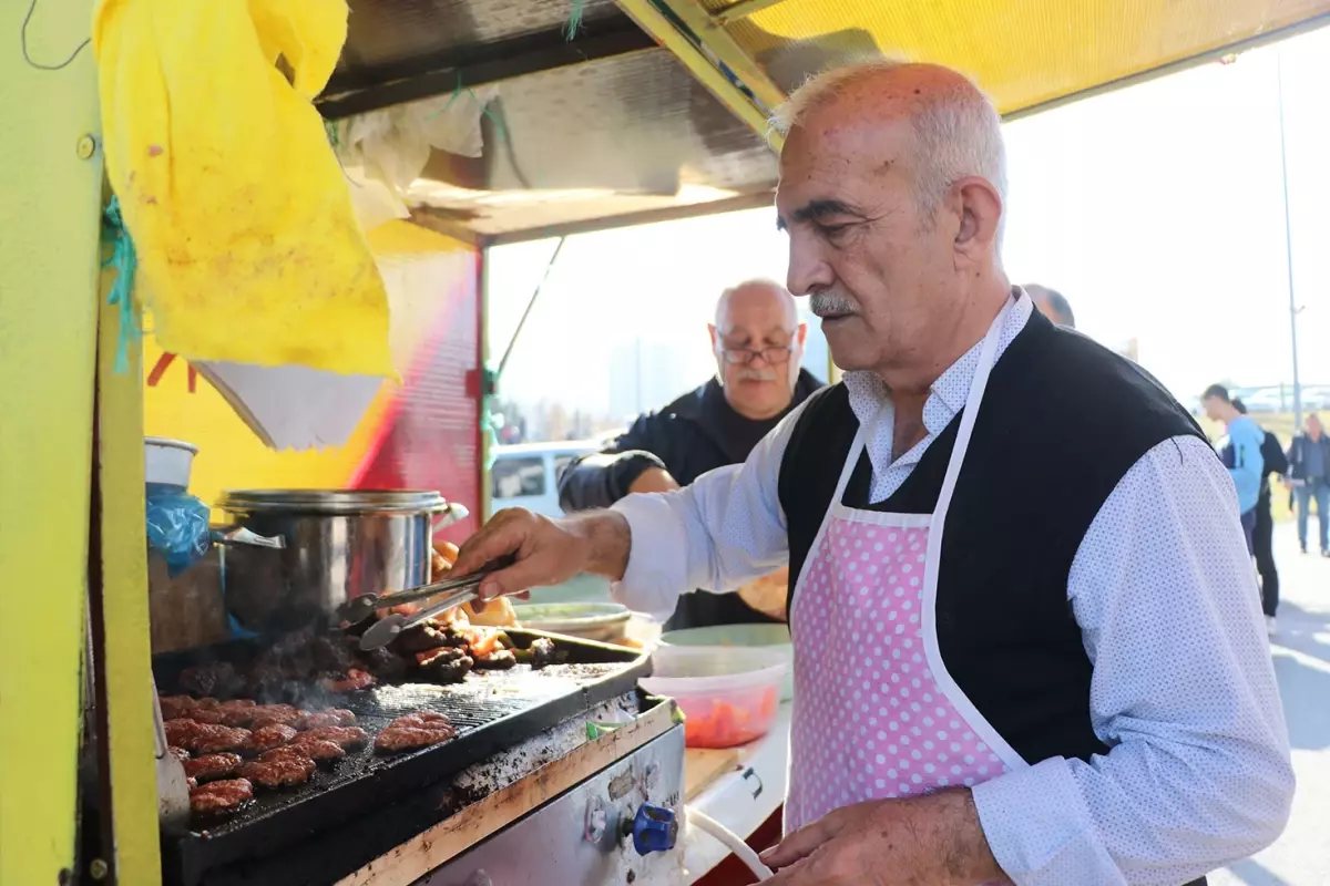 Nereden nereye! Süper Lig\'de formasını giydiği takımın stadyumda şimdi köfte ekmek satıyor