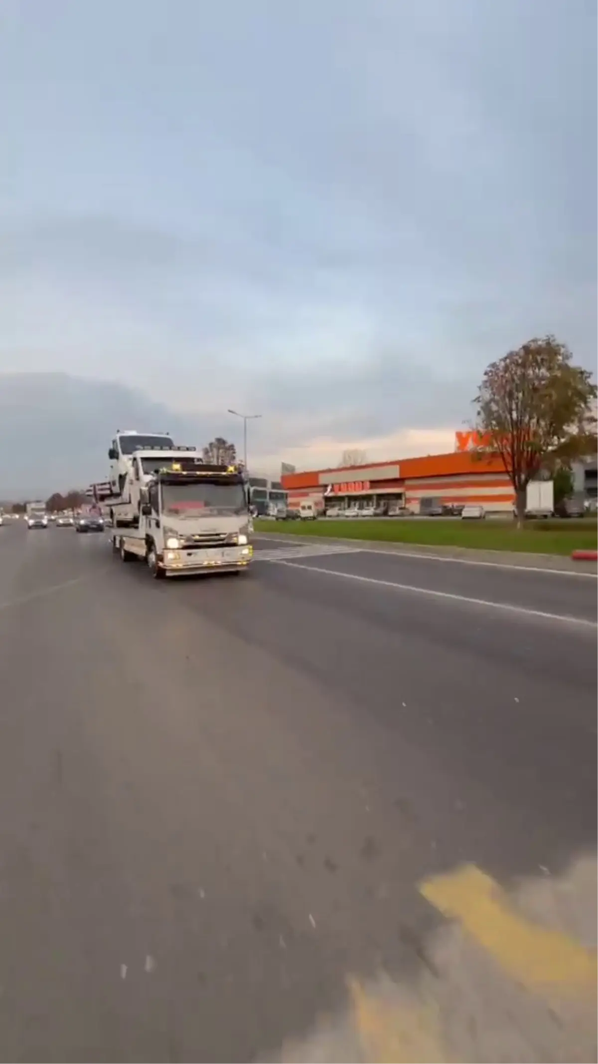 Düzce\'de İlginç Olay: İki Oto Kurtarıcıyla Trafikte