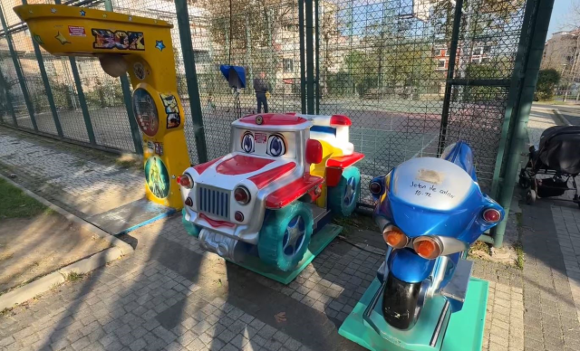 Parkta dehşet! 4 çocuk oyuncaklarda elektrik akımına kapıldı Parkta dehşet! 4 çocuk oyuncaklarda elektrik akımına kapıldı