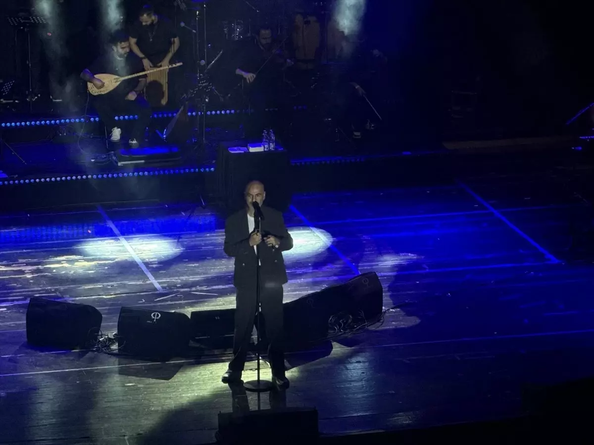Soner Sarıkabadayı Bursa\'da Konser Verdi