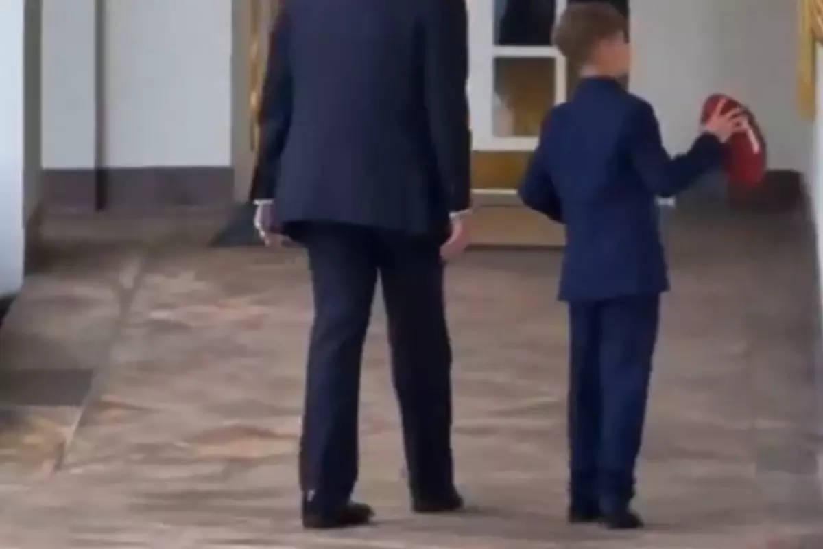 Yürüyüşü dikkat çeken Trump\'ın sağlığı tartışma konusu oldu