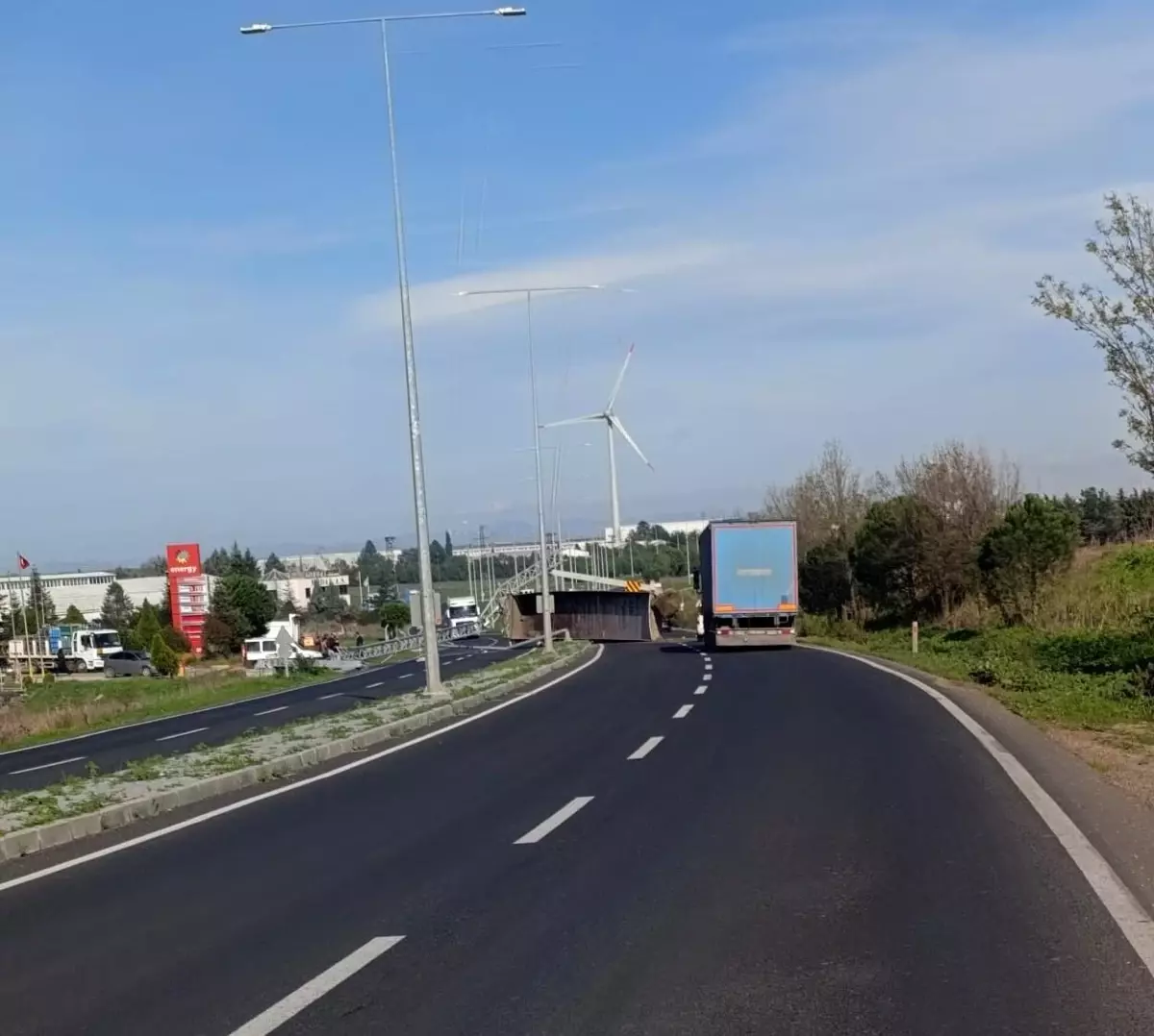 Tekirdağ\'da Kamyonun Açılan Damperi Trafik Kazasına Neden Oldu