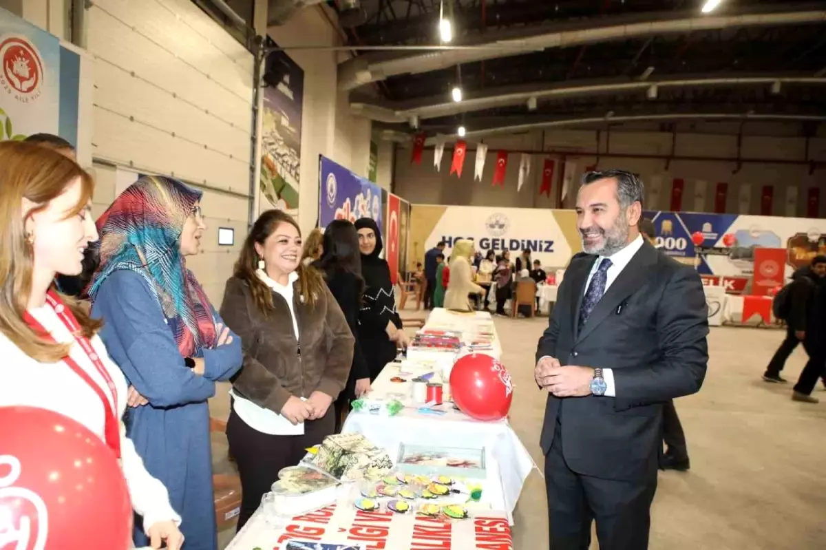 Başkan Şerifoğulları, AileFest\'te ailelerle buluştu; genç çiftin nikahını kıydı