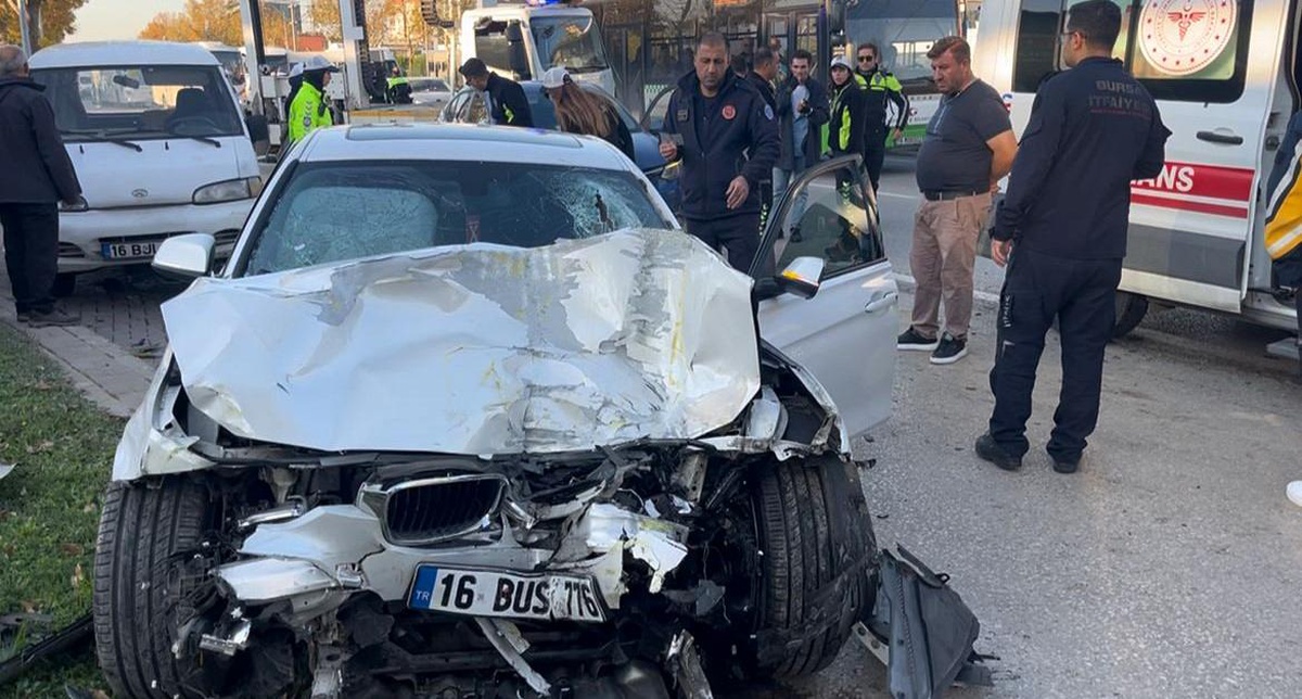 Bursa\'da Yarış Yapan İki Otomobil Kaza Yaptı: 13 Yaralı