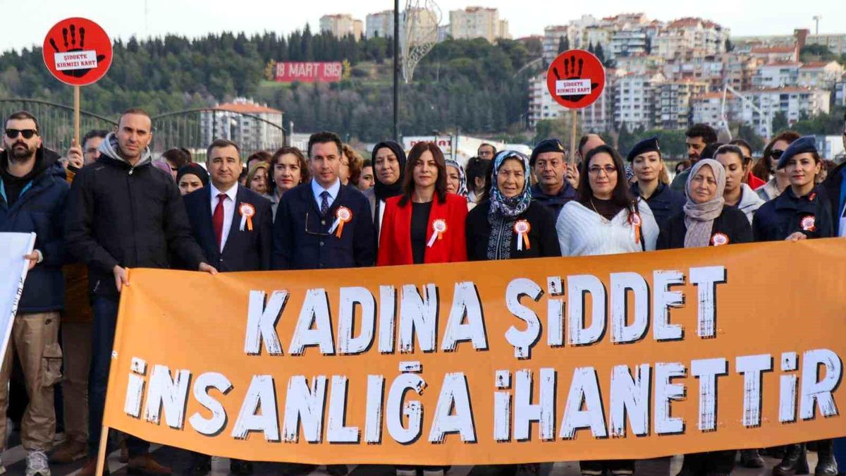Çanakkale\'de Kadına Yönelik Şiddete Farkındalık Yürüyüşü
