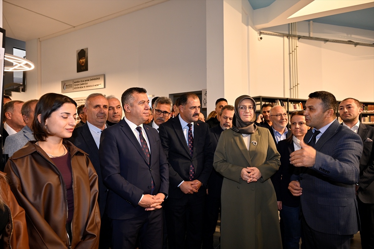 Demirci\'de Bilim Merkezi Açıldı