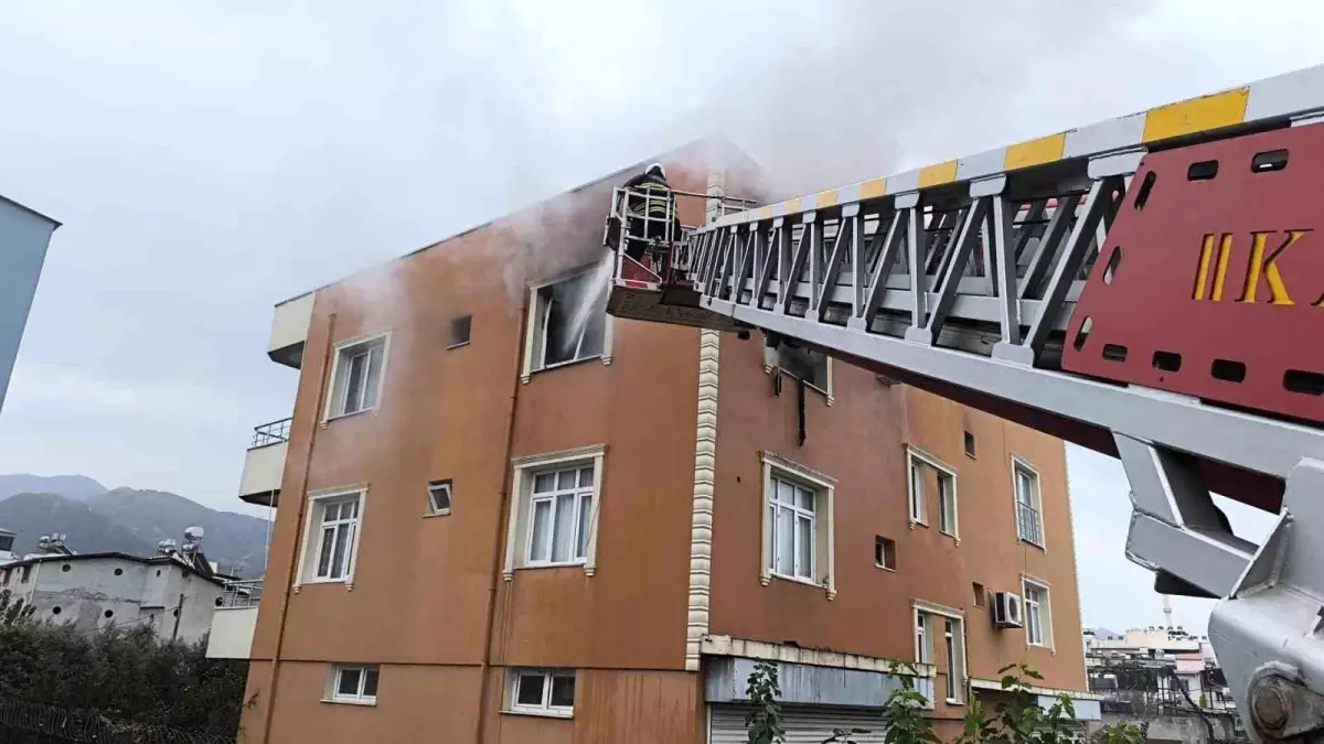 Dörtyol\'da Apartman Yangını Kısa Sürede Söndürüldü