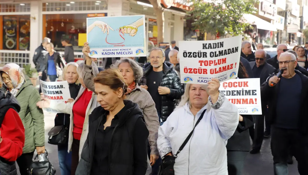 Edirne\'de kadınlardan şiddete karşı yürüyüş