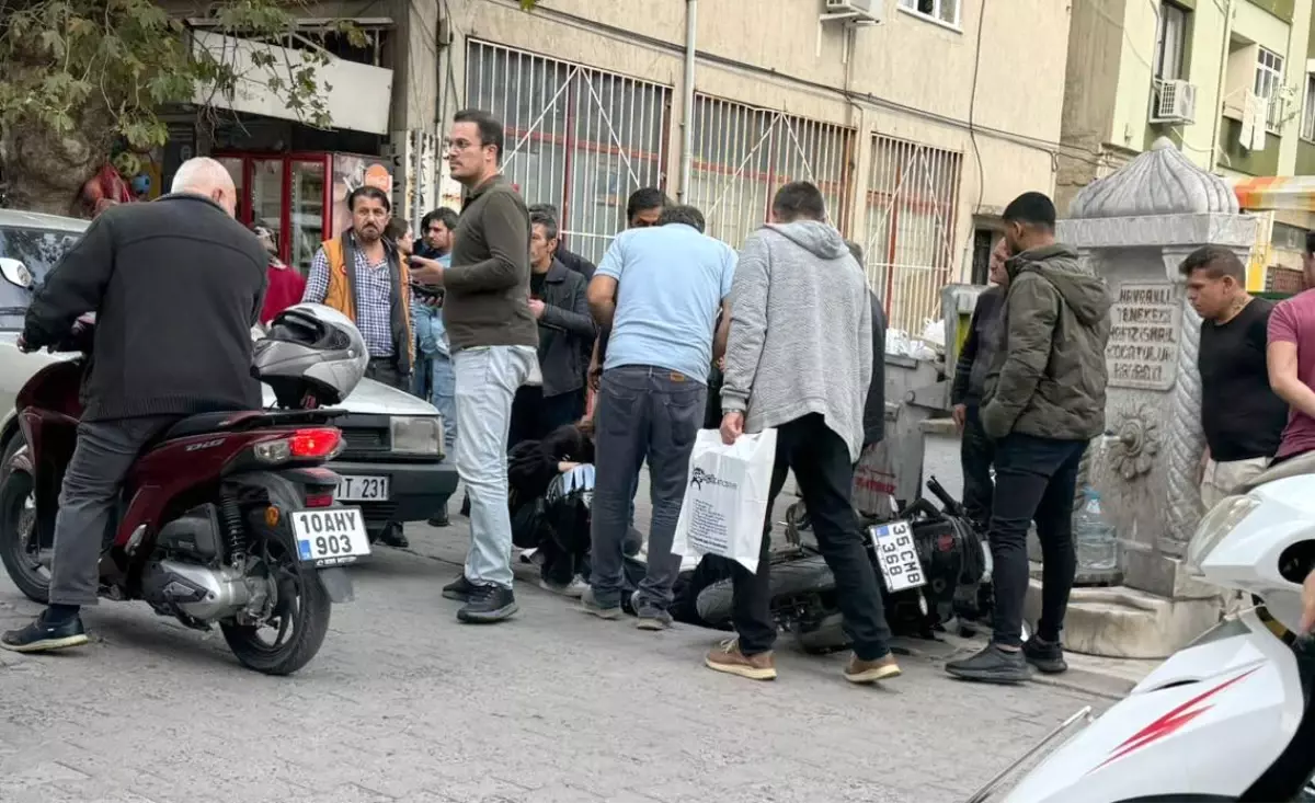 Edremit\'te Motosiklet-Otomobil Kazası: 1 Yaralı