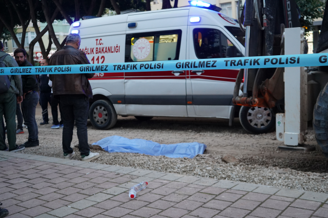 Ekmek almaya çıkan yaşlı adam kepçenin altında kalarak can verdi Ekmek almaya çıkan yaşlı adam kepçenin altında kalarak can verdi