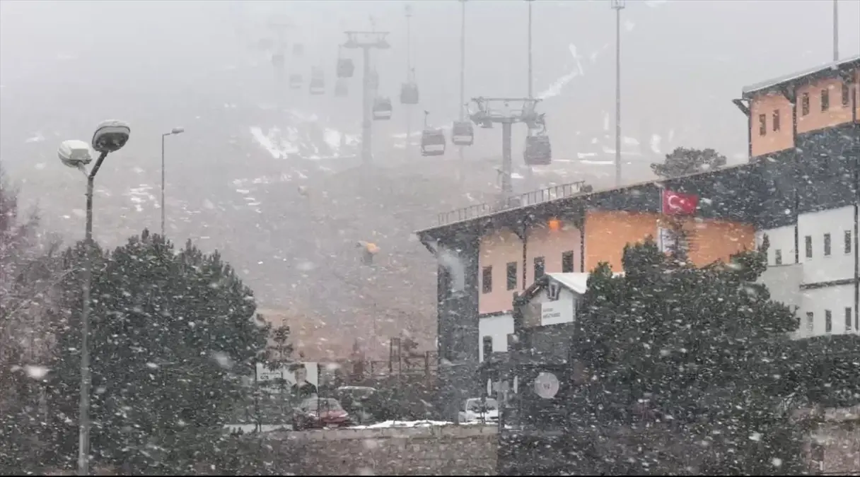 Erciyes Dağı\'nda Kar Yağışı