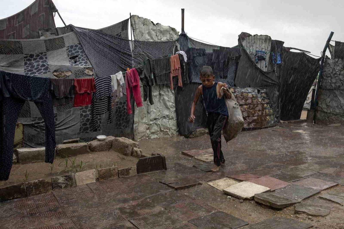 Gazze\'de Sel Faciası: Yerinden Edilmiş Filistinliler Zor Durumda