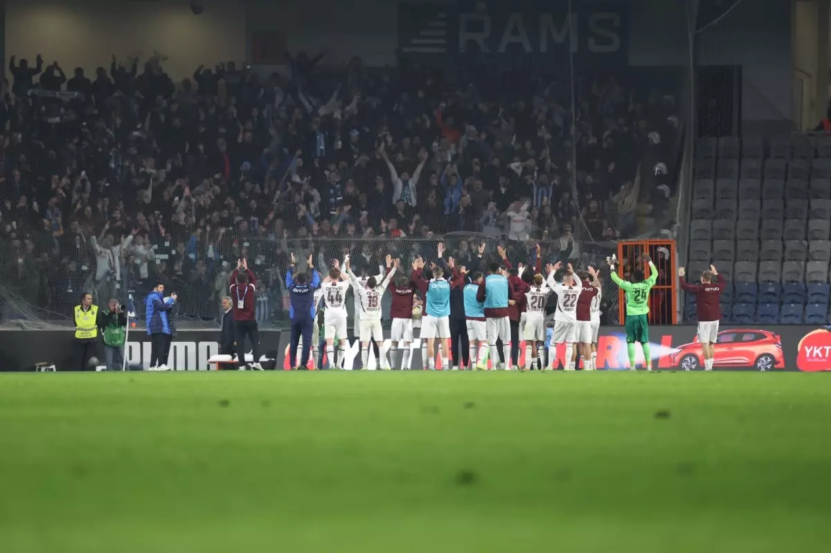 Trabzonspor, Başakşehir\'i 4-3 Yenerek Zirveyi Takip Ediyor