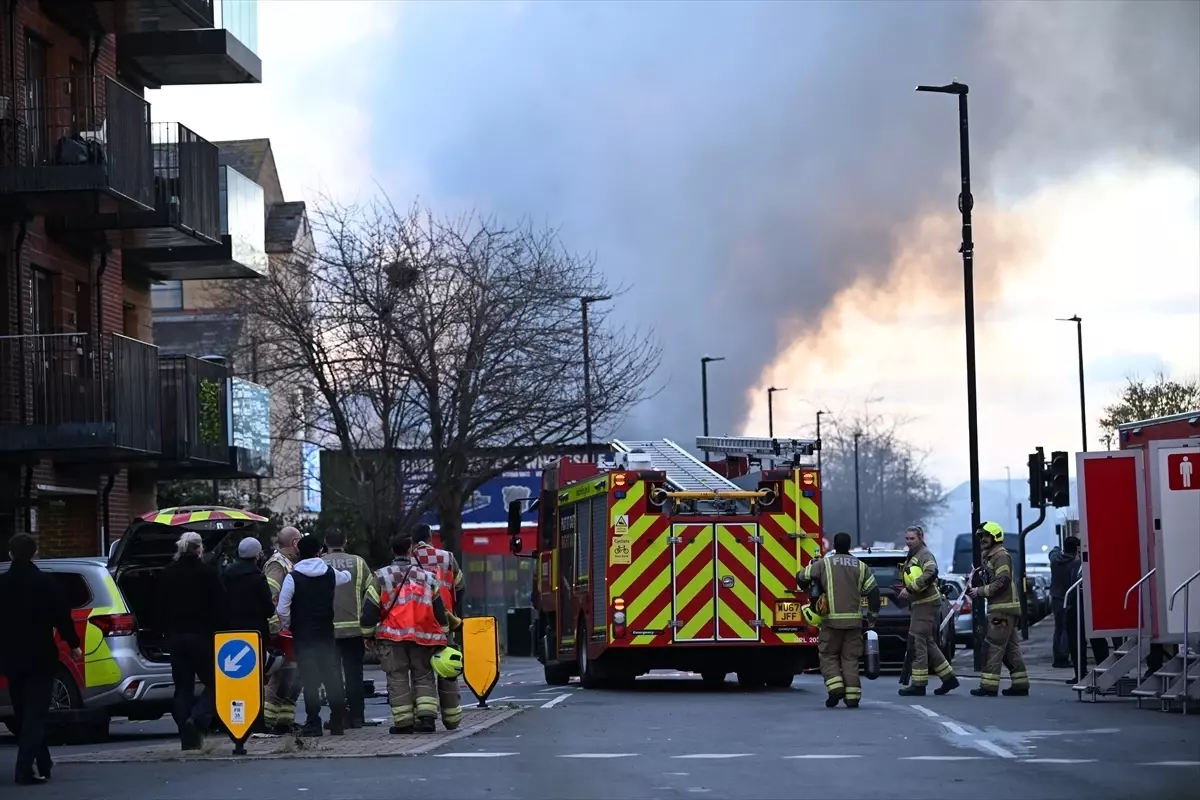 Londra\'da Depo Yangını: Okullar Boşaltıldı