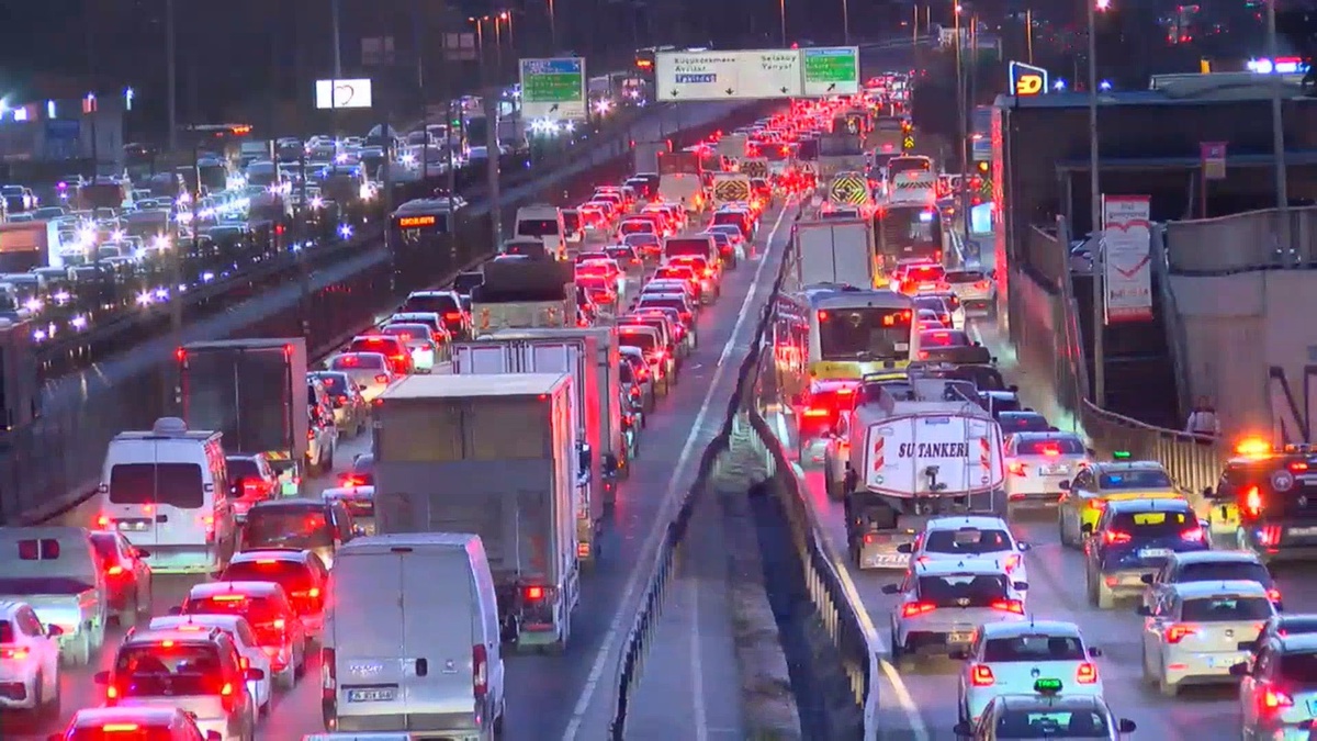 İstanbul\'da Trafik Yoğunluğu Artıyor