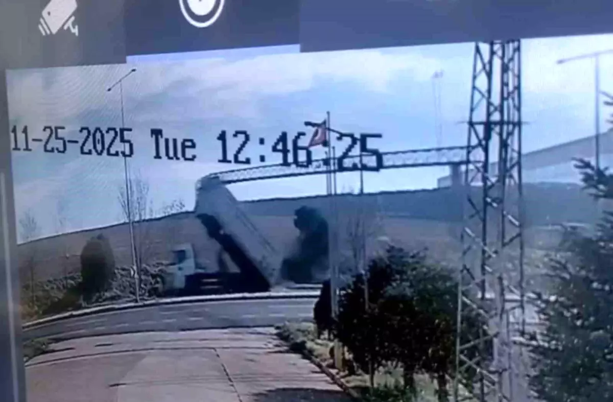 Tekirdağ\'da Kamyonun Açılan Damperi Kaza Yaptırdı