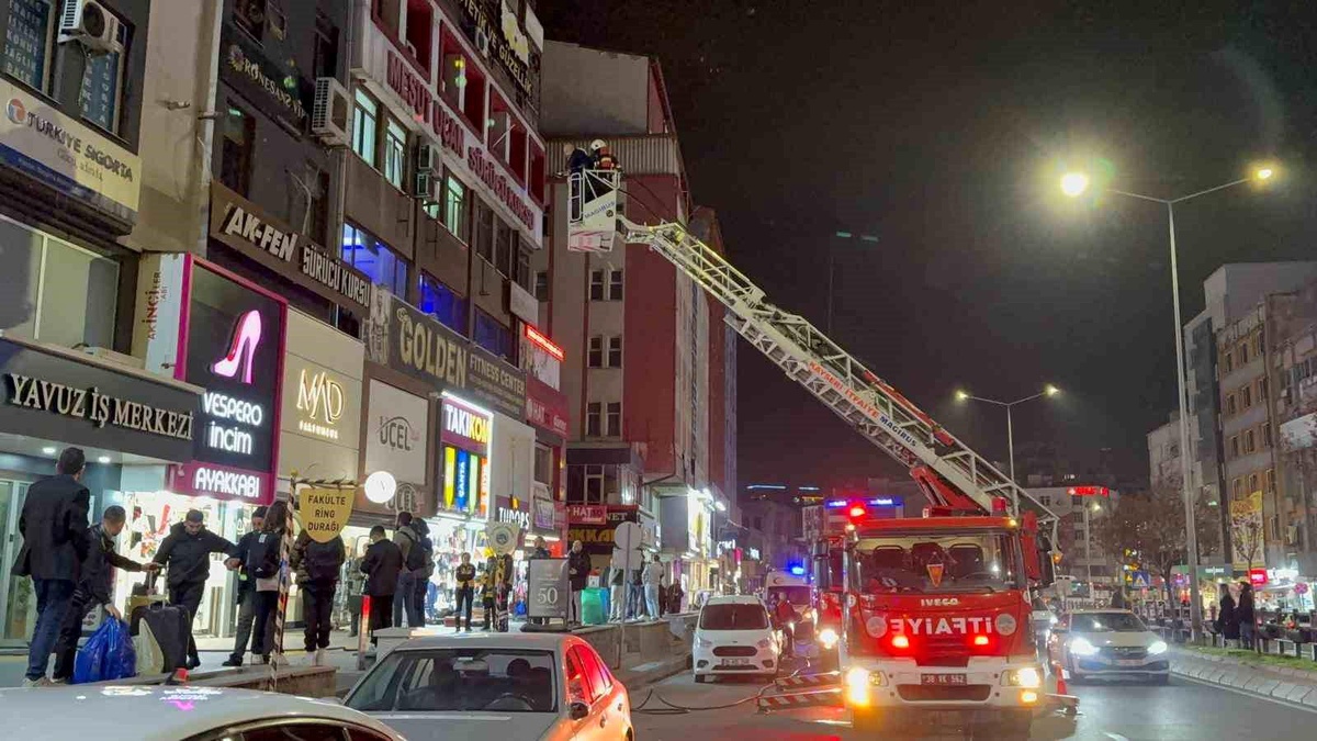 Kayseri\'de İş Merkezinde Yangın
