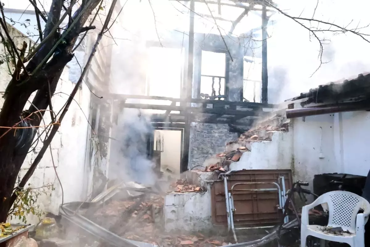 Muğla\'da Yangın: İki Ev Alevlere Teslim