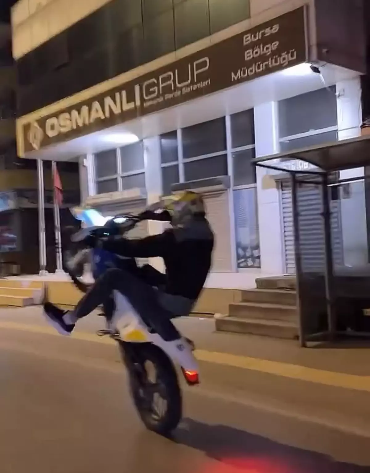 Bursa\'da Tek Teker Üstünde Akrobasi Yapan Motosikletli