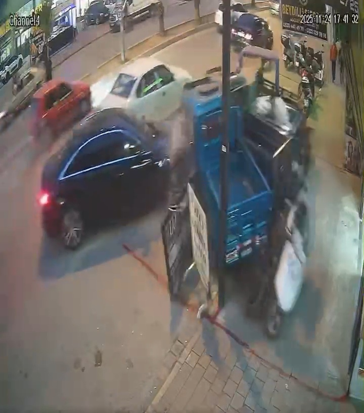 Adana\'da Zincirleme Kaza: Otomobil Motosikletlere Çarptı