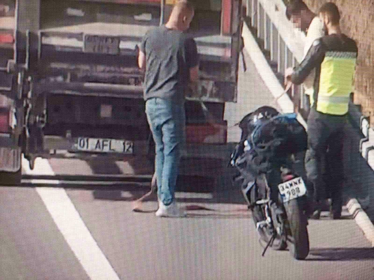 Otoyolda Tehlikeli Motosiklet Yolculuğu