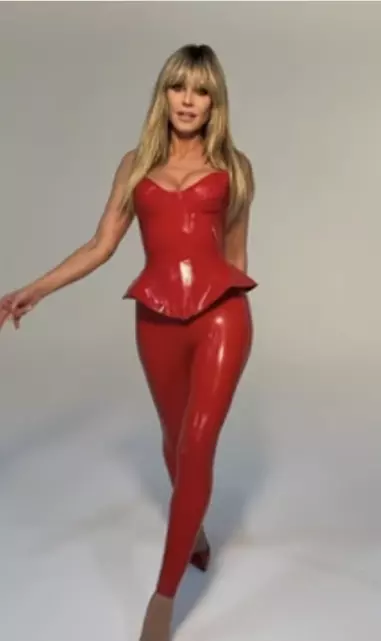 Süper model Heidi Klum, cesur lateks kombiniyle kamera karşısında büyüledi