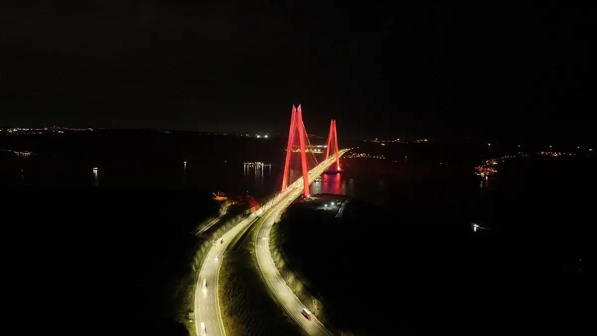Yavuz Sultan Selim Köprüsü Turuncu Işıkla Aydınlatıldı