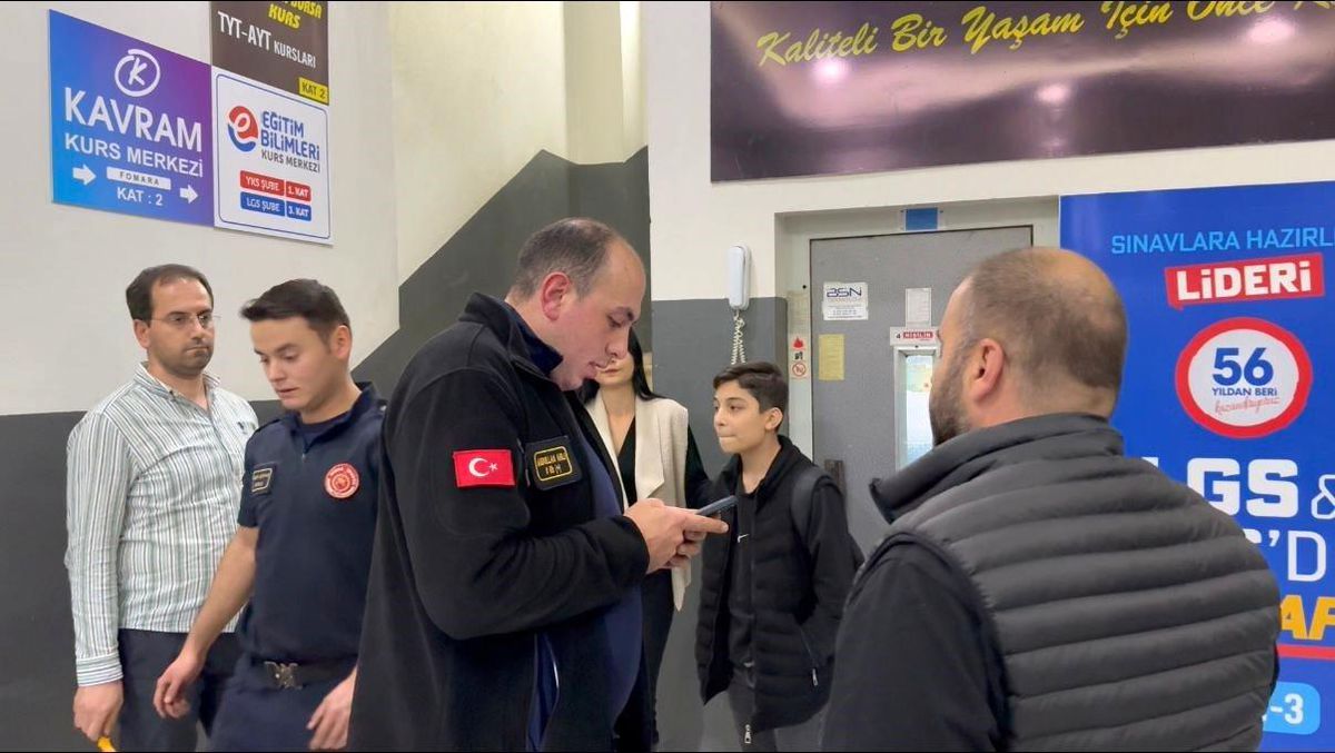Bursa\'da Asansörde Mahsur Kalan Öğrenciler Kurtarıldı