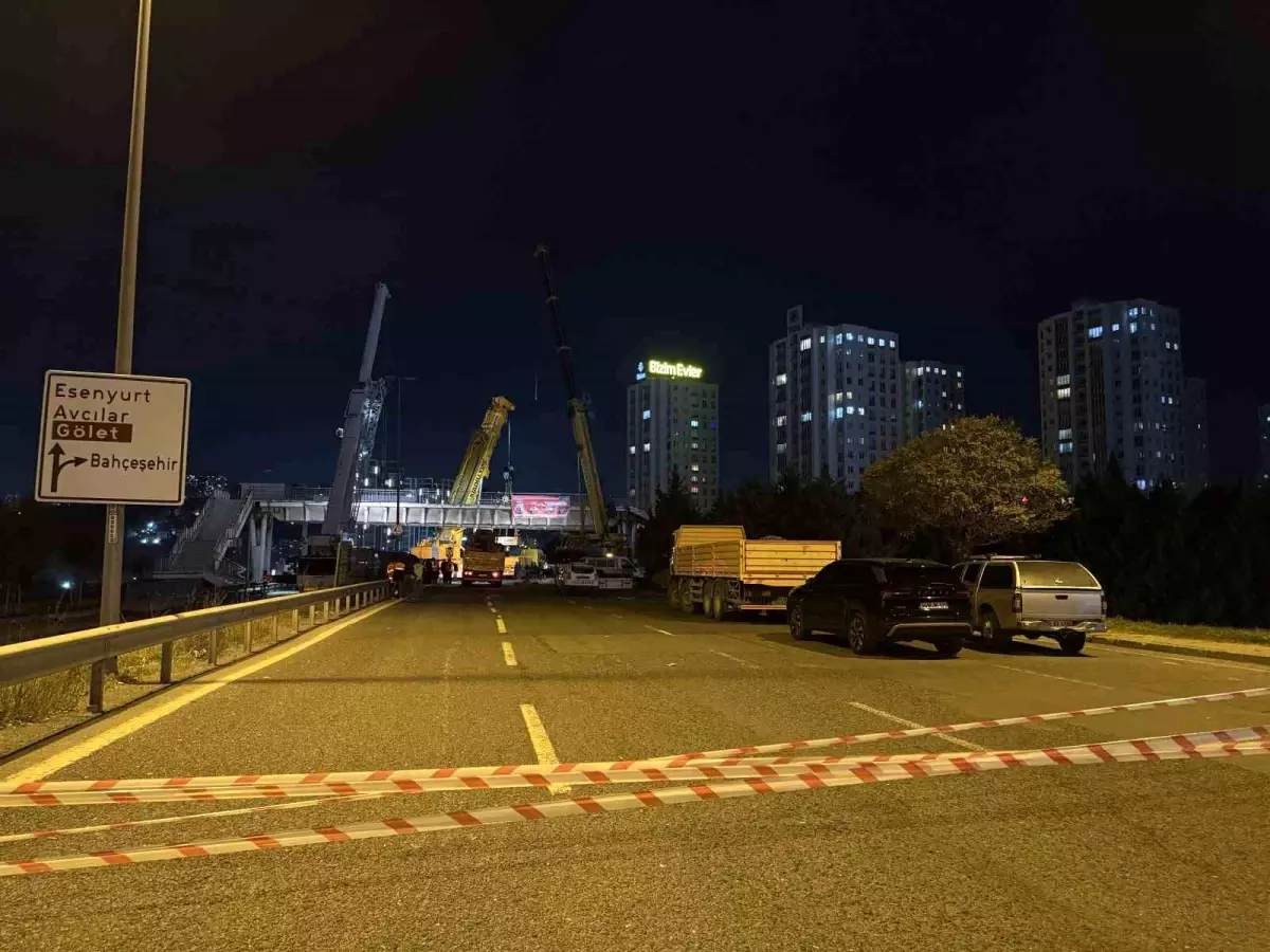 Avcılar\'da Tır Üst Geçide Çarptı: Trafik Kilitlendi