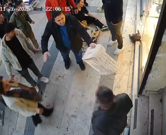 Bıçaklı saldırıya uğrayan kadını, esnaflar meyve kasalarıyla kurtardı