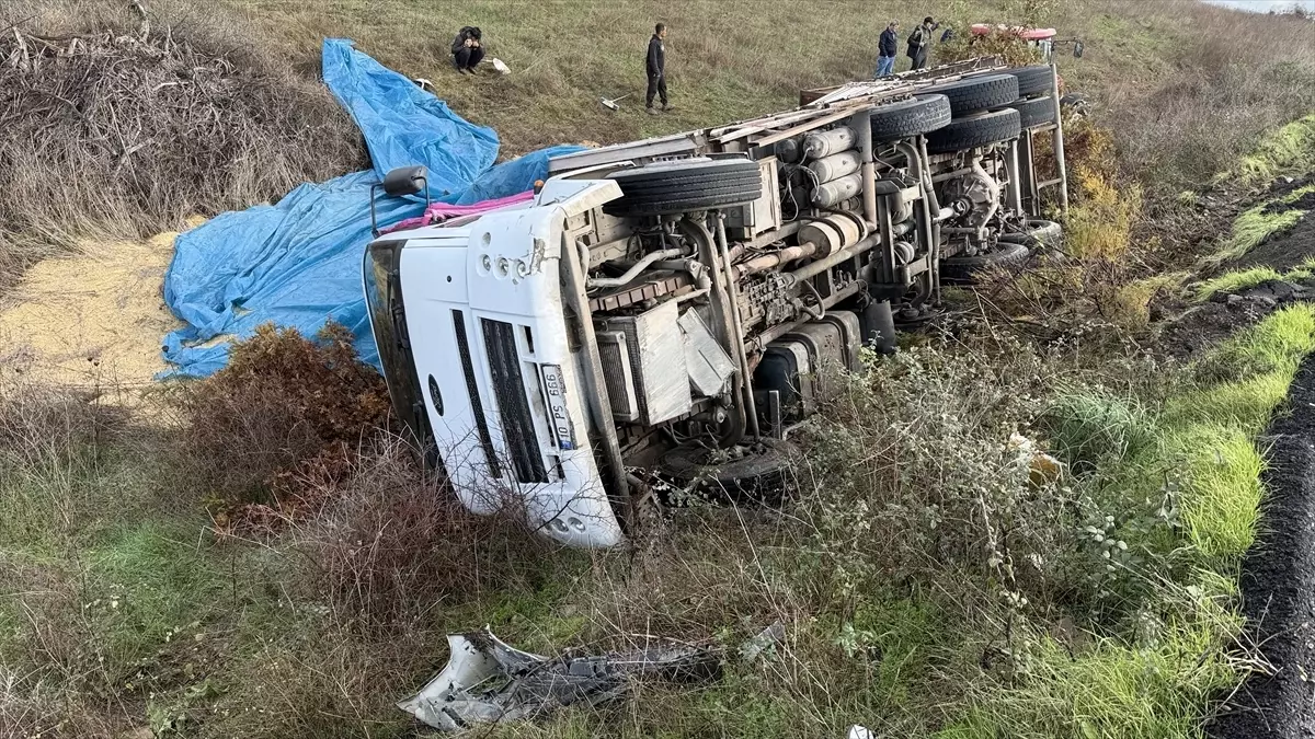 Çan\'da Arpa Yüklü Kamyon Devrildi